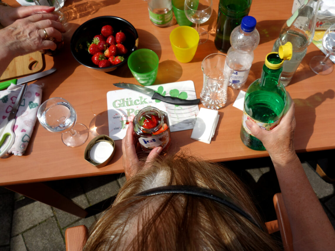 Garten-Gruppe mit Senioren: Smoothies mixen und Obstessig ansetzen ...