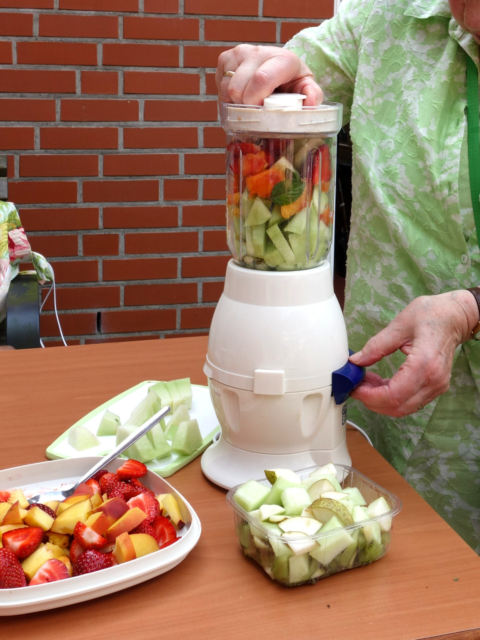 Garten-Gruppe mit Senioren: Smoothies mixen und Obstessig ansetzen ...